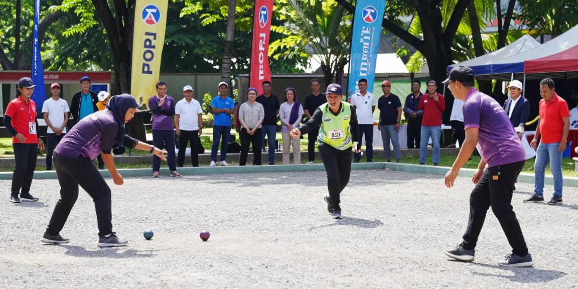 Turnamen petanque FOPI Kota Balikpapan di lapangan, suasana meriah dan komunitas yang aktif.
