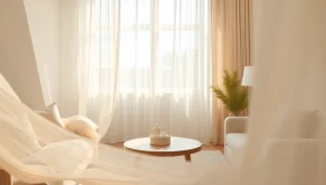 Lichte en transparante stoffen die elegant zijn opgehangen in een gezellige woonkamer.