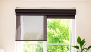 Moskitiery na drzwi balkonowe w nowoczesnym wnętrzu, zapewniające świeżość i komfort.